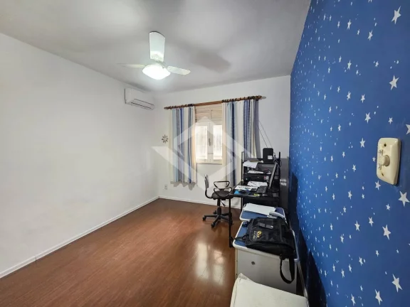 Imagem Casa à Venda na Taquara com 3 Quartos: Opção de Moradia e Negócios