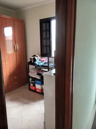 Imagem CASA TÉRREA, COM TRÊS DORMITÓRIOS SENDO UM COM SUITE MASTER E DUAS VAGAS COBERTA DE GARAGEM COBERTA.