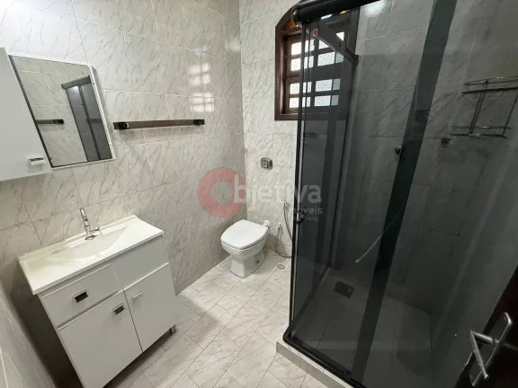 Imagem Casa térrea em condomínio locação fixa, 2 quartos + edícula, Praia Linda