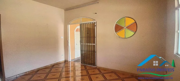 Imagem More no Centro de Paraisópolis - Casa com 3 dormitórios