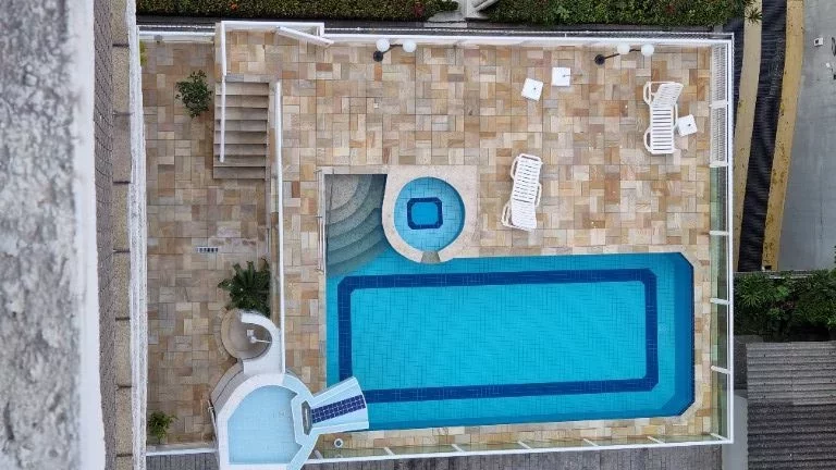 Imagem Praia das Pitangueiras - Prédio com lazer - Ótima localização.