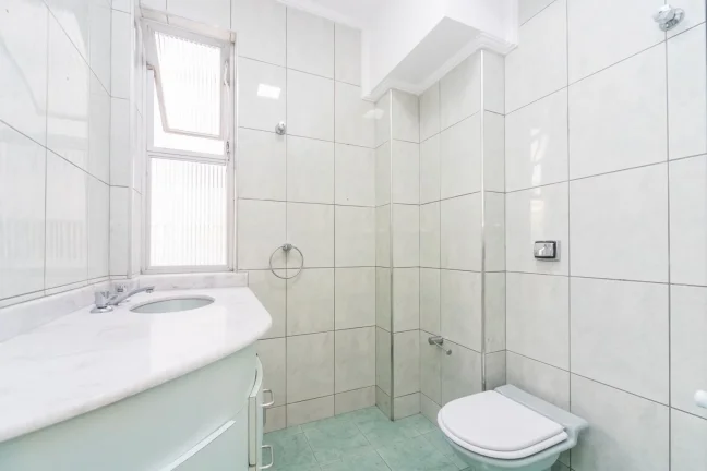 Imagem Apartamento 145M² Reformado, 3Q, 1 Suíte, 2 Banheiros, 1 Vaga, Sol da Manhã, Portaria 24h, Playground.