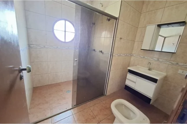 Imagem Casa para locação com 290m², 3 dormitórios, sendo 1 suíte, 4 vagas de garagem coberta e edícula com quarto e banheiro por R$4.500,00 - Vila Jaguara-SP