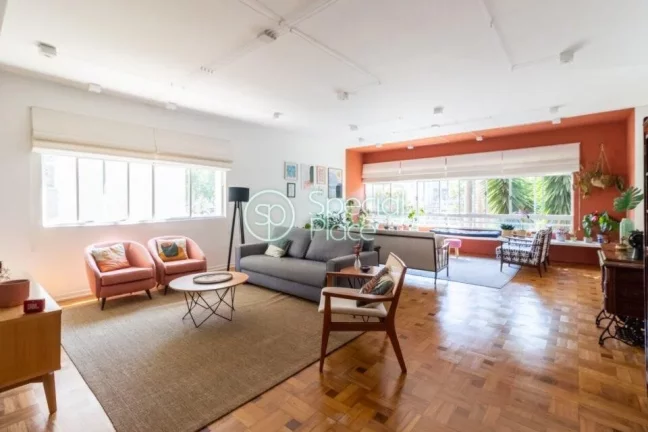 Imagem Apartamento de alto padrão com 291m², 5 dormitórios ( 1 suíte ) e 1 vaga na garagem. Hall privat...