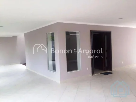 Imagem Casa ampla estilo sobrado com 375 m² de área construída, 4 quartos suítes, sendo 2 deles com hid...