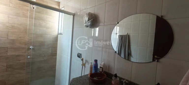 Imagem Oportunidade Única! Terreno Amplo com Casa Completa e Sofisticada