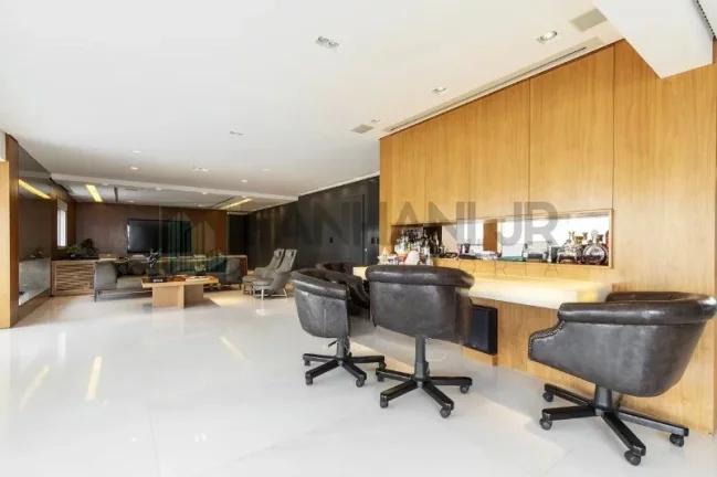 Imagem Apartamento de Alto Padrão na Vila Nova Conceição com 2 Suítes, 5 Salas e 5 Vagas de Garagem - São Paulo-SP