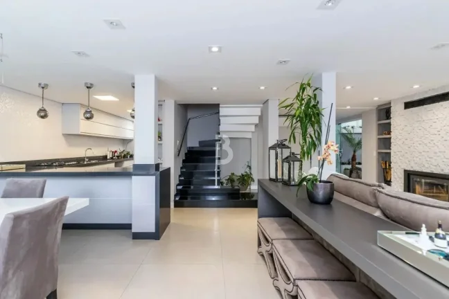 Imagem Sobrado Triplex à Venda – Alto Padrão e Sustentabilidade a Uma Quadra do Parque Atuba