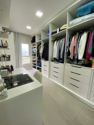 Imagem Casa mobiliada no Condomínio Caledônia com 4 suítes e 4 vagas de garagem em Camboriú-SC