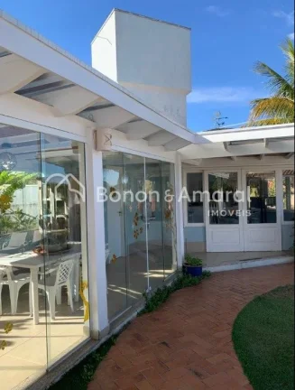 Imagem Esta encantadora residência de estilo provençal francês está situada no Condomínio Moinho dos V...