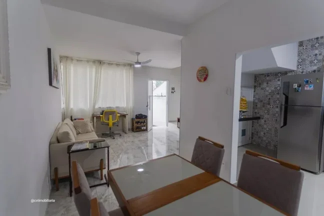 Imagem Com aproximadamente 180 m² de área construída, o imóvel conta com 4 quartos, sendo 1 suíte, ofe...