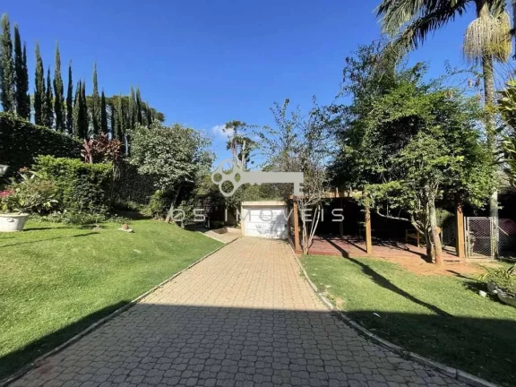 Imagem Casa no Miolo da Granja Viana. 05 suítes + piscina, gourmet, quadra tênis!