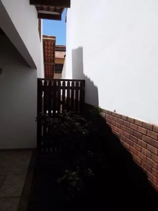Imagem Imperdível casa em condomínio à venda em Macaé-RJ, no bairro Riviera Fluminense! 4 quartos, 2 suítes, 1 sala, 3 banheiros, 2 vagas de garagem, 120,00 m2 de área.