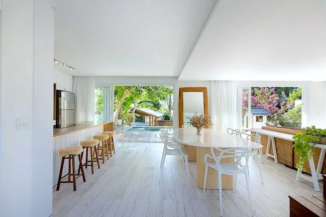 Imagem Casa com 3 dormitórios sendo 2 suítes com jardim e piscina Praia de Taquaras, Balneário Camboriú SC