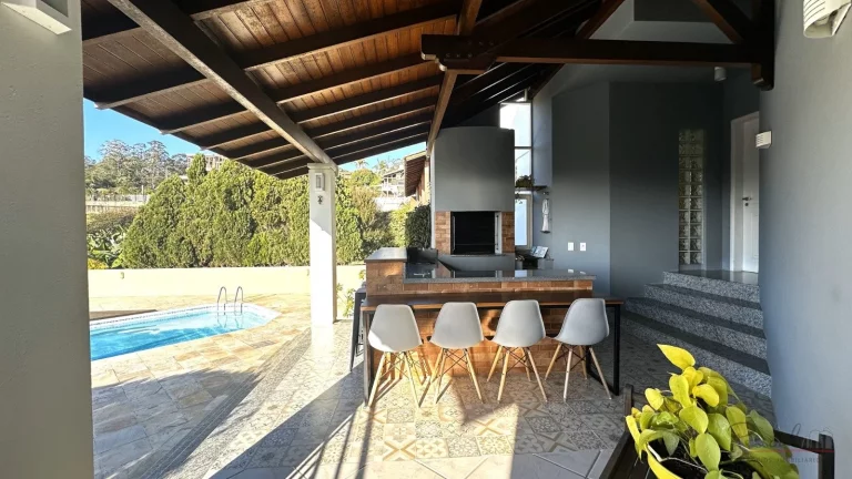 Imagem Esta linda casa em Cacupé tem tudo o que você e sua família procuram. Uma casa ampla, bem constru...