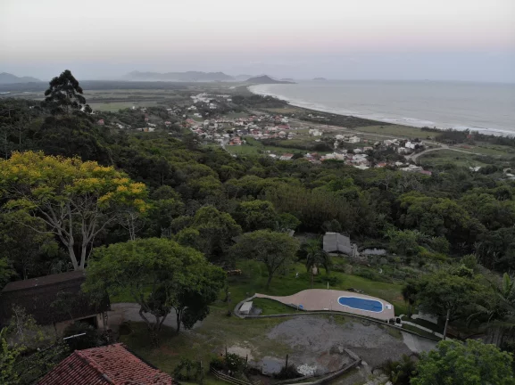 Imagem Imperdível casa à venda em Garopaba-SC, Praia da Gamboa! 3 quartos, 3 suítes, 5 banheiros, 8 vagas de garagem - 38.588,00 m² de área.