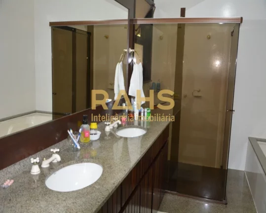 Imagem Linda Residência, no Condomínio Parc de France, Bairro Saguaçu. Arquitetura diferenciada, realiza...