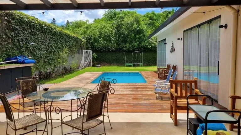 Imagem TÉRREA, 3 suítes, piscina, em rua fechada no Miolo da Granja!