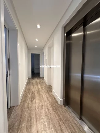 Imagem Casa finamente mobiliada á venda com 4 suítes, 4 vagas de garagem em condomínio fechado na Barra em Balneário Camboriú.