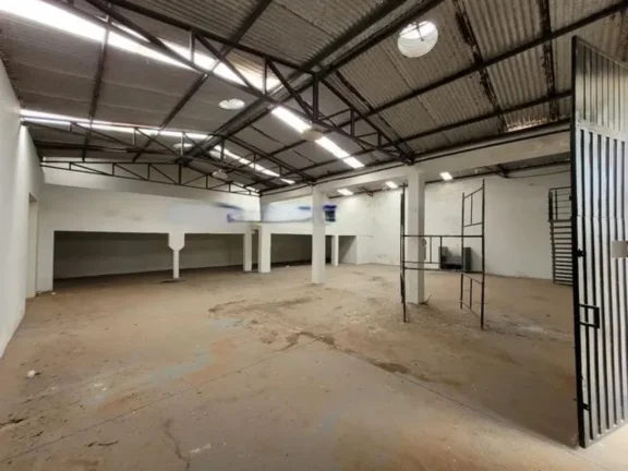 Imagem Barracão comercial à venda em Araçoiaba da Serra-SP, bairro X: 3 salas, 2 banheiros, 4 vagas de garagem, 555m².