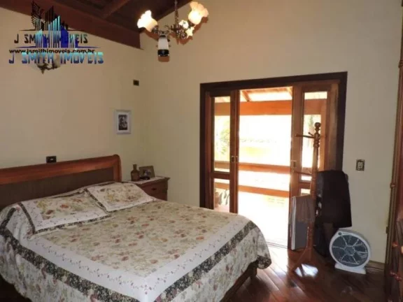 Imagem Casa na Granja Viana com muito espaço em rua tranquila
 Casa com pé direito alto, amplas varandas,...