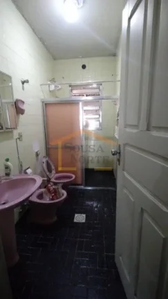 Imagem Casa antiga 2 dormitórios, 1 banheiro, 
1 vaga de garagem e cômodos amplos. Imóvel precisa de ref...