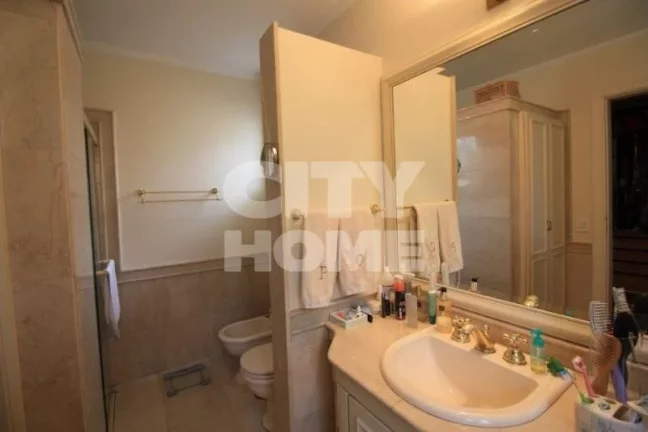 Imagem Casa espaçosa e segura, em condomínio com 07 casas! Situada em bela Praça, no ponto mais tranquil...