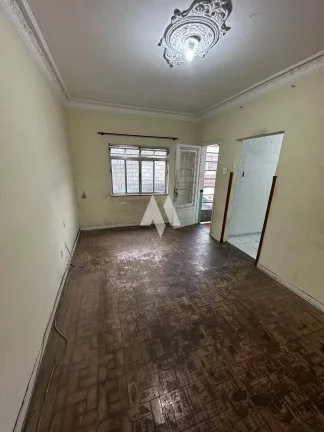 Imagem Sobrado à venda com 2 dormitórios e quintal no bairro do Macuco em Santos/SP