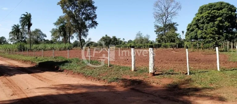 Imagem Chácara à venda em Terenos-MS, Zona Rural: 5 quartos, 1 suíte, 2 salas, 3 banheiros, 180m² de área!