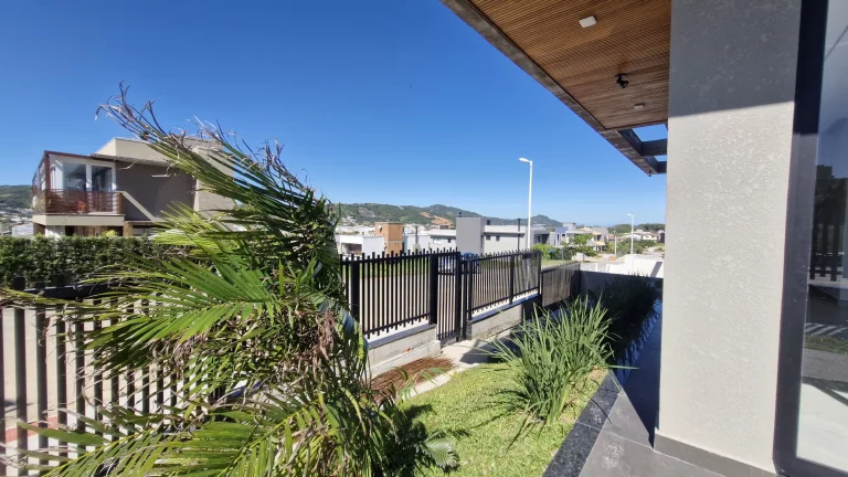 Imagem Oportunidade: Casa Alto Padrão à Venda no Bairro Ferraz em Garopaba-SC com Vista Mar!