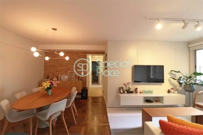 Imagem Apartamento com três dormitórios, totalmente reformado. A cozinha ficou linda e está integrada ao...