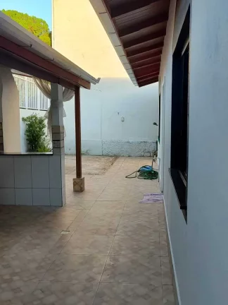 Imagem Casa alto padrão com 3 dormitórios sendo 1 suíte e garagem ampla em Balneário Camboriú
