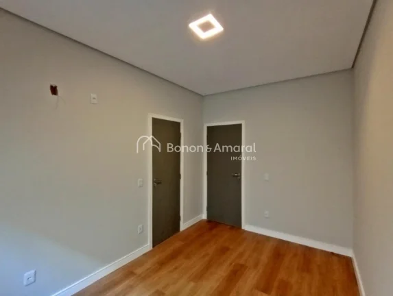Imagem Com arquitetura moderna e ambientes aconchegantes, esta residência oferece um living integrado para...