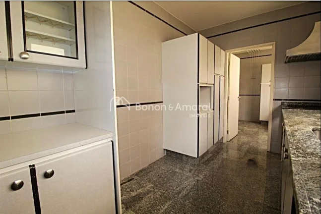 Imagem Viva com conforto e elegância neste amplo apartamento de 289m², ocupando andar inteiro, em uma das...