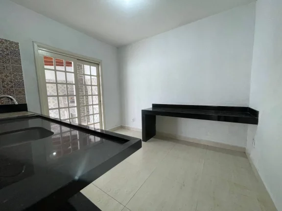 Imagem Casa comercial com 3 salas para alugar Centro de Caraguatatuba-SP