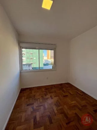 Imagem No Centro Histórico, 2 dormitórios, reformado e elevador.