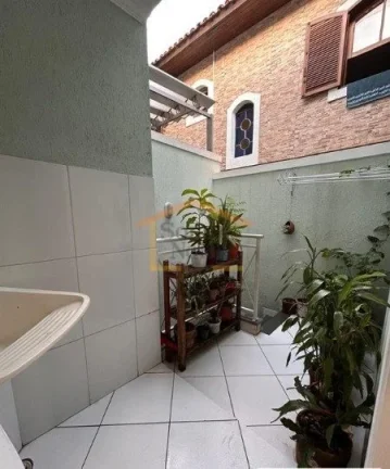 Imagem Casa em condomínio fechado, 3 dormitórios, sendo 1 suíte, 2 vagas de garagem e 85 m² de área ú...