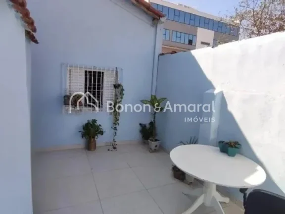 Imagem Casa à venda com 3 dormitórios, ampla sala de estar, cozinha, 2 banheiros (sendo 1 de empregada), ...