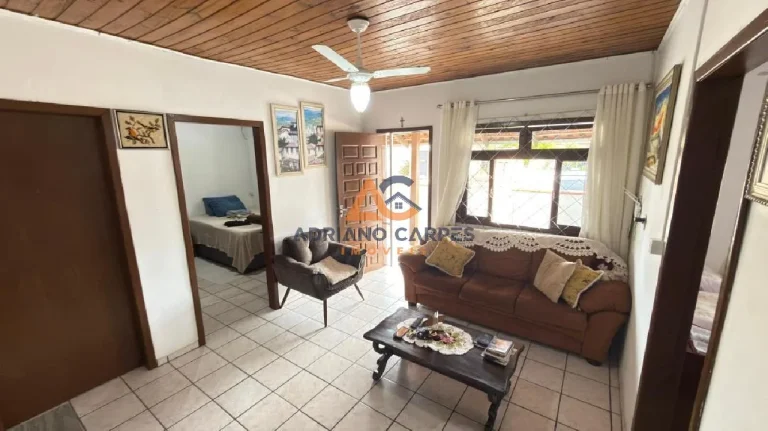 Imagem Casa com 3 dormitórios, Averbada, garagem para 2 carros e quintal gramado a 700m do mar, na Praia de Gravatá em Navegantes - Adriano Carpes imóveis vende