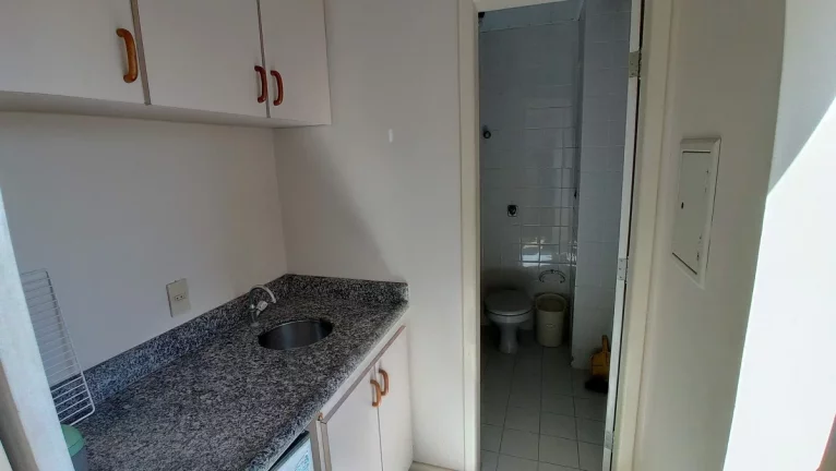 Imagem Sala/Conjunto Comercial à Venda, 60,79m2, Dividida Em 3 salas, Com Vaga de Garagem - Centro, Florianópolis/SC