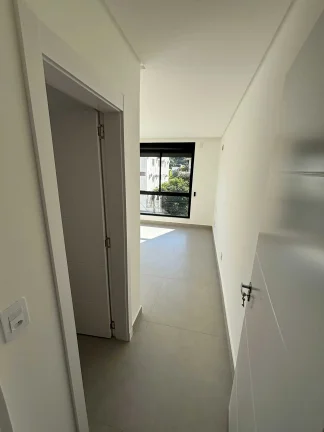 Imagem Sobrado triplex com 3 suítes e 4 vagas de garagem no bairro Ariribá em Balneário Camboriú/SC