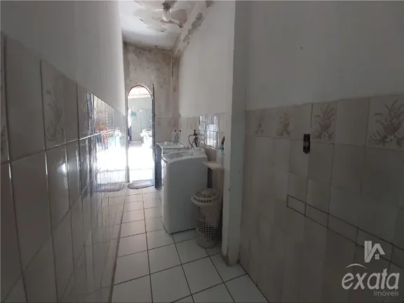 Imagem Manoel Plaza, casa com 3 quartos com 1 suite, sala e cozinha ampla, banheiro social, varandão, 3 vagas de garagem, terreno de 300 m²