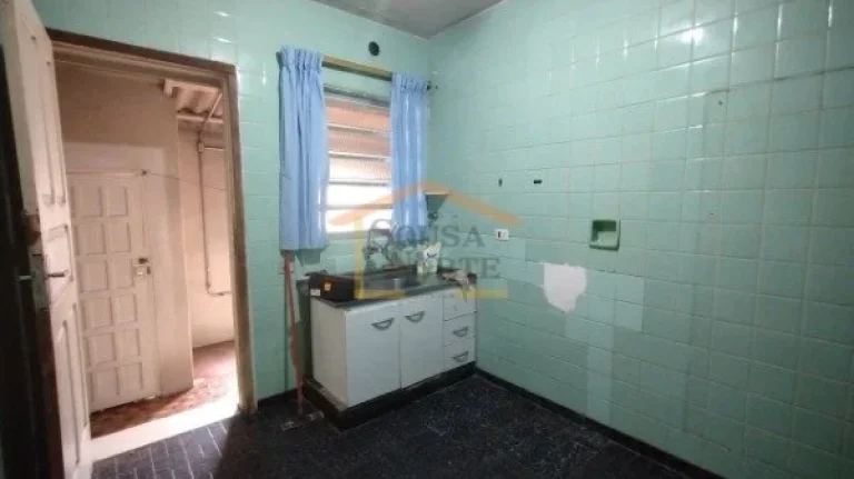 Imagem Casa antiga 2 dormitórios, 1 banheiro, 
1 vaga de garagem e cômodos amplos. Imóvel precisa de ref...