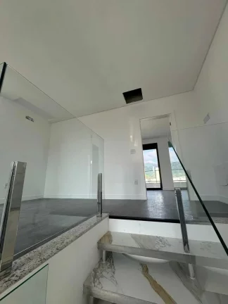 Imagem Casa em condomínio com 4 dormitórios e 4 vagas de garagem em Camboriú
