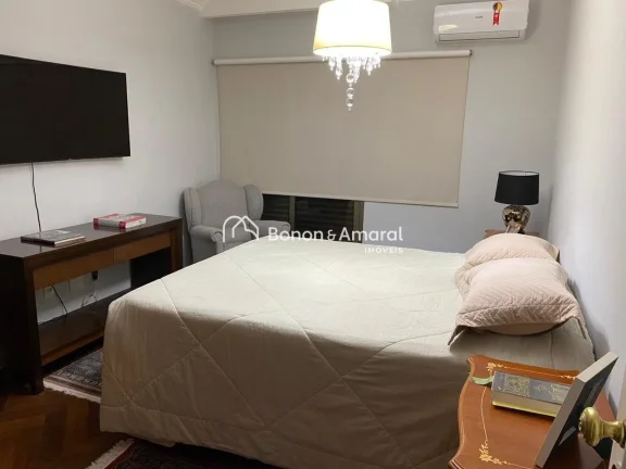 Imagem Lindo e espaçoso apartamento com 218m² de área. Recém reformado, possui 4 dormitórios, sendo 2 ...