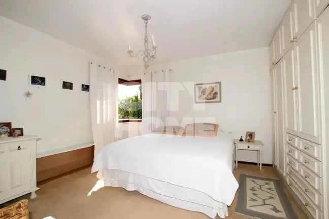 Imagem Casa em excelente localização no Jardim Guedala, direcionada para um lindo jardim com piscina em d...