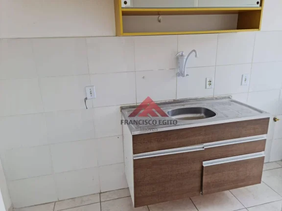 Imagem Ótimo apartamento térreo com ampla área externa e cozinha com armários no bairro do Sapé