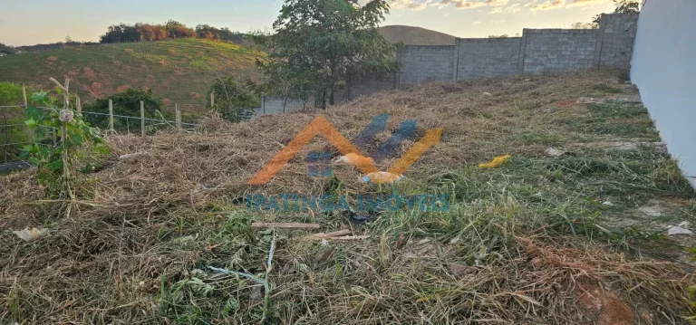 Imagem Seu refúgio de tranquilidade e segurança espera por você! Viva cercado pela natureza e com toda a segurança que um condomínio fechado pode oferecer! Este lote de 339m² é perfeito para construir o lar