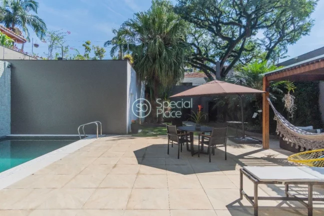 Imagem Casa com excelente localização e ótima segurança, reformada pela Arquiteta Arquiteta Gisela Bent...