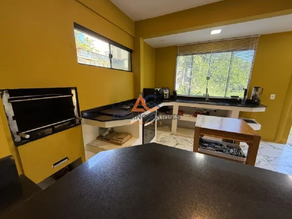 Imagem Ampla casa com 04 quartos sendo 02 suítes e área de lazer em Gravatá, Navegantes. Adriano Carpes Imóveis Vende